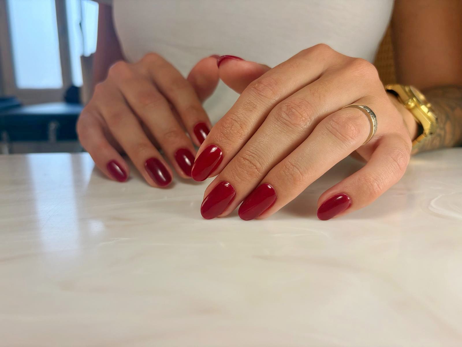 Manucure rouge réalisée chez Naira Beauté